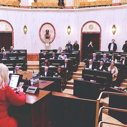 Formalne obrady Sejmiku Województwa Śląskiego w gmachu zgromadzeń, gdzie radni omawiają i przyjmują uchwały. (wygenerowano przez AI)
