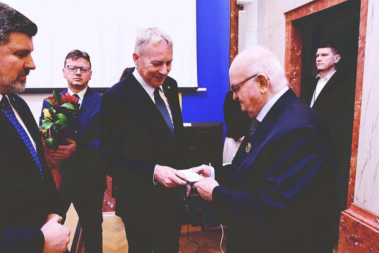 Joanna Bojczuk, Członkini Zarządu Województwa Śląskiego, przemawia na konferencji prasowej wokół tragedii górnośląskiej. (wygenerowano przez AI)