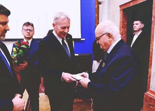 Joanna Bojczuk, Członkini Zarządu Województwa Śląskiego, przemawia na konferencji prasowej wokół tragedii górnośląskiej. (wygenerowano przez AI)