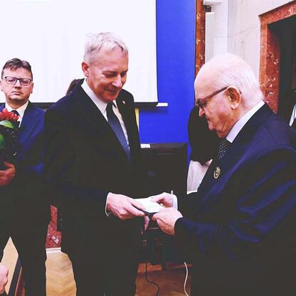 Marszałek Wojciech Saługa prezentuje dokument na sesji Sejmiku Województwa Śląskiego. (wygenerowano przez AI)