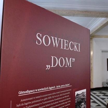 Wystawa upamiętniająca Tragedię Górnośląską z okazji jej 80. rocznicy. (wygenerowano przez AI)