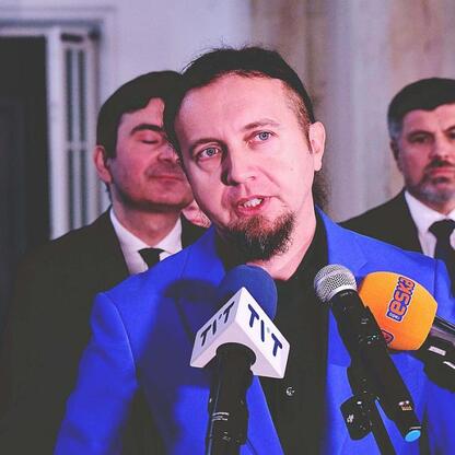 Sejmik Województwa Śląskiego podczas sesji, gdzie radni przyjęli uchwałę wsparcia działań na rzecz Górnośląskiego Towarzystwa Lotniczego S.A. (wygenerowano przez AI)