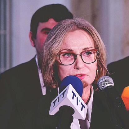 W trakcie sesji Sejmiku Województwa Śląskiego radni przyjęli uchwałę ws. nabycia akcji Górnosląskiego Towarzystwa Lotniczego S.A. (wygenerowano przez AI)