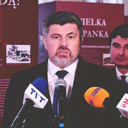 Na zdjęciu: Radny podczas sesji Sejmiku Województwa Śląskiego, wspierający działania na rzecz akcji Górnośląskiego Towarzystwa Lotniczego. (wygenerowano przez AI)