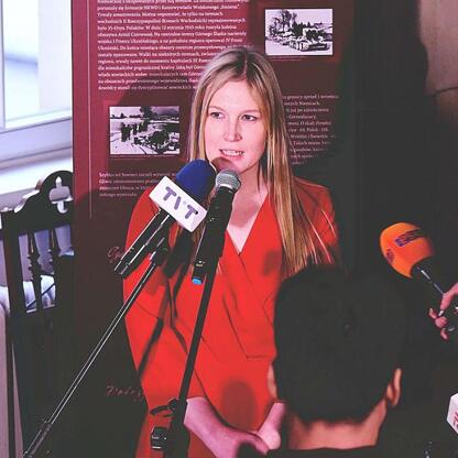 Joanna Bojczuk, Członkini Zarządu Województwa Śląskiego, przemawia na konferencji prasowej z okazji 80. rocznicy Tragedii Górnośląskiej. (wygenerowano przez AI)