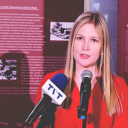 Joanna Bojczuk, Członkini Zarządu Województwa Śląskiego, przemawia na konferencji prasowej wokół tragedii górnośląskiej. (wygenerowano przez AI)