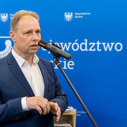 Wojewódzki briefingu prasowego o inwestycji OZE w Jaworznie (wygenerowano przez AI)