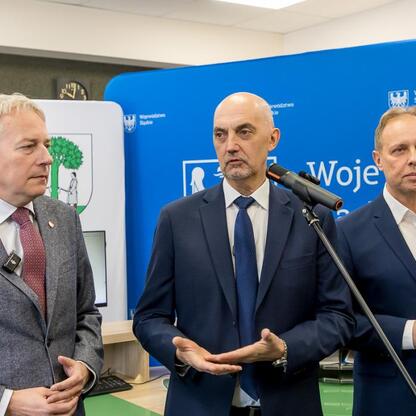 Wojciech Saługa, Marszałek Województwa Śląskiego, przemawia na konferencji prasowej o inwestycjach w OZE w Jaworznie. (wygenerowano przez AI)