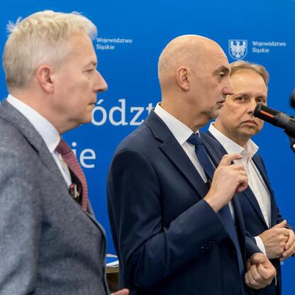 Wojciech Saługa, Marszałek Województwa Śląskiego, prowadzi briefingu prasowego o inwestycji w energetykę odnawialną w Jaworznie. (wygenerowano przez AI)
