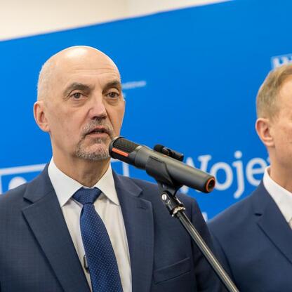 Wojciech Saługa, marszałek województwa Śląskiego, i Paweł Silbert, prezydent Jaworzna, omawiają projekt 