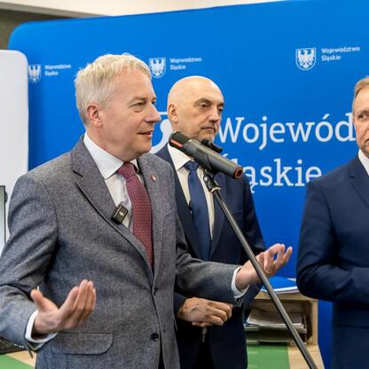 Wojciech Saługa, Marszałek Województwa Śląskiego, prowadzi briefingu prasowego o inwestycji w odnawialne źródła energii w Jaworznie. (wygenerowano przez AI)