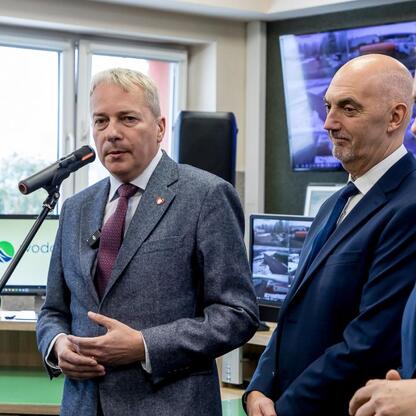 Wojciech Saługa, Marszałek Województwa Śląskiego, prowadzi briefingu prasowego o projekcie Zielone Jaworzno. (wygenerowano przez AI)