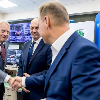 Wojciech Saługa, Marszałek Województwa Śląskiego, podczas spotkania w ramach projektu Zielone Jaworzno - rozwój energetyki rozproszonej opartej o OZE. (wygenerowano przez AI)