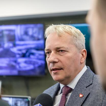 Marszałek Województwa Śląskiego Wojciech Saługa przemawia na briefingu prasowym o inwestycji w odnawialne źródła energii dla Jaworzno Waterworks. (wygenerowano przez AI)