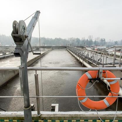 Wodociągi Jaworzno: Oczyszczalnia Jeleń Dąb, infrastruktura przetwarzania ścieków, energia odnawialna. (wygenerowano przez AI)