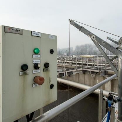 Widoczna jest kontrolna deska i urządzenia mechaniczne w oczyszczalni ścieków Jeleń Dąb w Jaworznie, związana z projektami OZE. (wygenerowano przez AI)