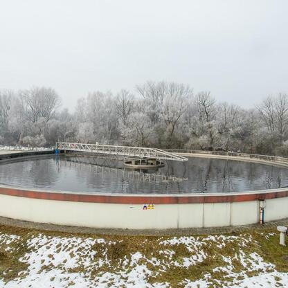 Jeleń Dąb Wastewater Treatment Plant, Śląsk, zimowy krajobraz, biogaz, kogeneratory, fotowoltaika. (wygenerowano przez AI)