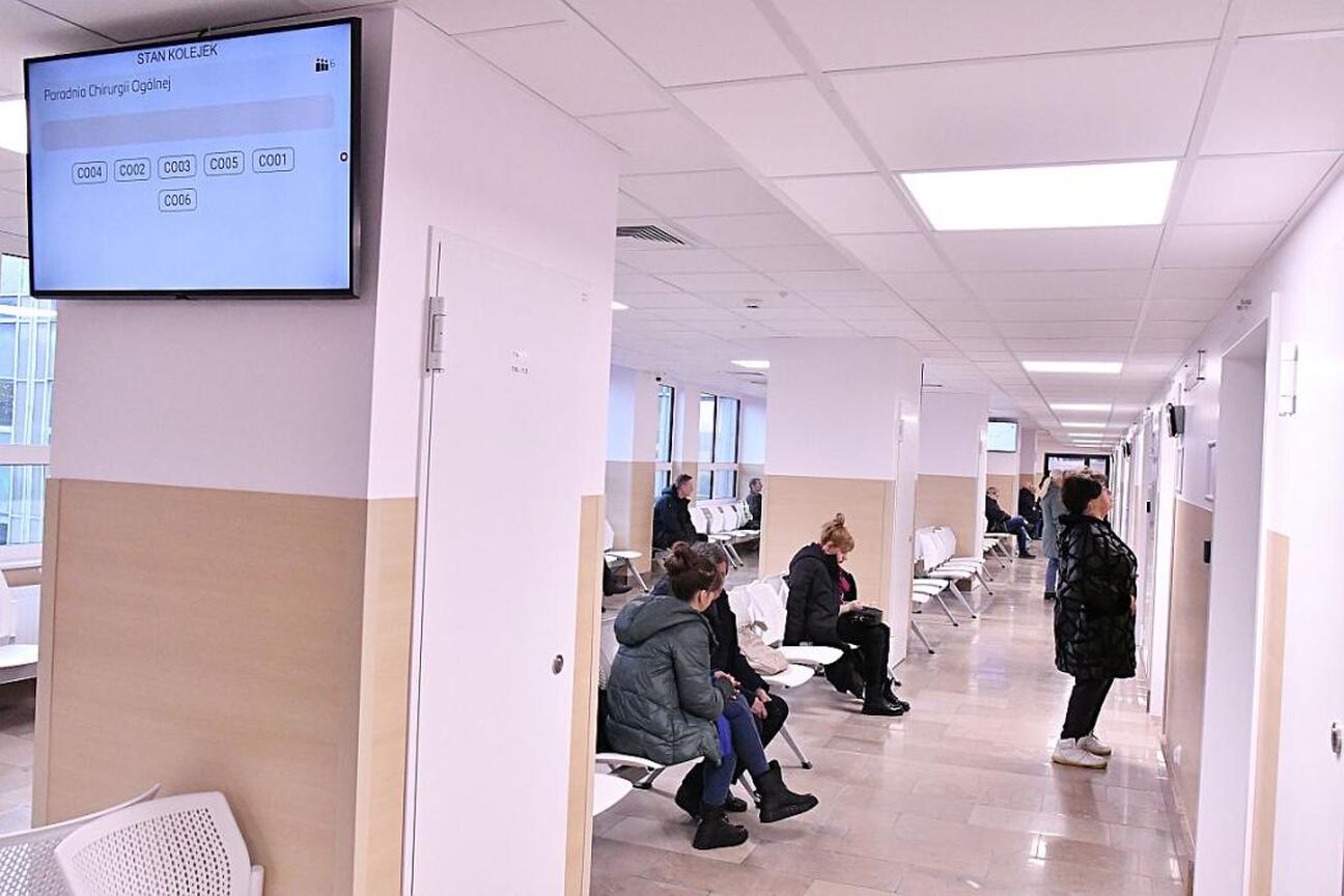 Marszałek Wojciech Saługa i dyrektor Krzysztof Kowalik omawiają modernizację Poradni Przyszpitalnych. (wygenerowano przez AI)