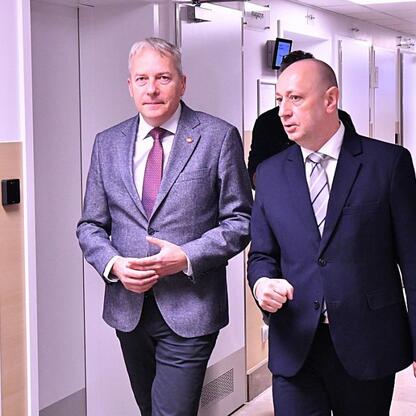 Marszałek Wojciech Saługa i dyrektor Krzysztof Kowalik omawiają modernizację szpitala. (wygenerowano przez AI)