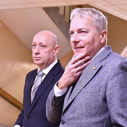 Marszałek Wojciech Saługa i dyrektor Krzysztof Kowalik omawiają modernizację Wojewódzkiego Szpitala Specjalistycznego nr 5 im. św. Barbary w Sosnowcu. (wygenerowano przez AI)