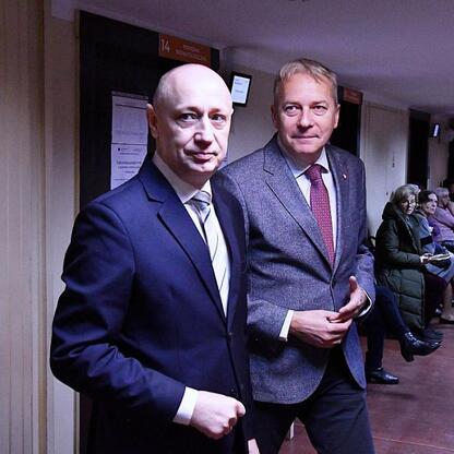 Marszałek Wojciech Saługa i dyrektor Krzysztof Kowalik omawiają modernizację Wojewódzkiego Szpitala Specjalistycznego nr 5 im. św. Barbary w Sosnowcu. (wygenerowano przez AI)