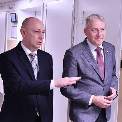 Marszałek Wojciech Saługa i dyrektor Krzysztof Kowalik omawiają modernizację Wojewódzkiego Szpitala Specjalistycznego nr 5 im. św. Barbary w Sosnowcu. (wygenerowano przez AI)