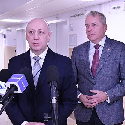 Marszałek Wojciech Saługa i dyrektor Krzysztof Kowalik podczas konferencji w modernizowanym szpitalu. (wygenerowano przez AI)