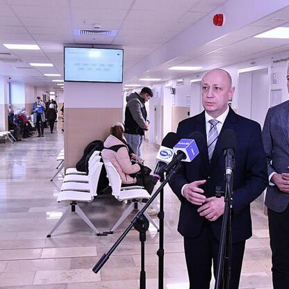 Wojciech Saługa, Marszałek Województwa Śląskiego, podczas konferencji w modernizowanym szpitalu w Sosnowcu. (wygenerowano przez AI)