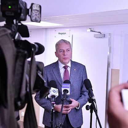 Marszałek Wojciech Saługa w trakcie konferencji prasowej w modernizowanym szpitalu. (wygenerowano przez AI)