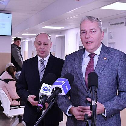 Marszałek Wojciech Saługa przemawia na konferencji prasowej w modernizowanym szpitalu w Sosnowcu. (wygenerowano przez AI)