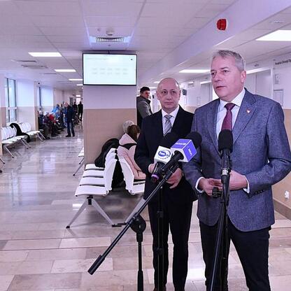 Wojciech Saługa, marszałek, i Krzysztof Kowalik, dyrektor szpitala, przemawiają podczas konferencji prasowej w nowych salach ambulatoryjnych Wojewódzkiego Szpitala Specjalistycznego nr 5 im. św. Barba (wygenerowano przez AI)