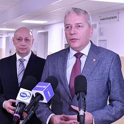 Wojciech Saługa, Marszałek Województwa Śląskiego, przemawia podczas konferencji prasowej w modernizowanym szpitalu w Sosnowcu. (wygenerowano przez AI)