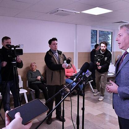 Wojciech Saługa, Marszałek Województwa Śląskiego, przemawia na konferencji prasowej w nowo wyremontowanych poradniach szpitalnych. (wygenerowano przez AI)