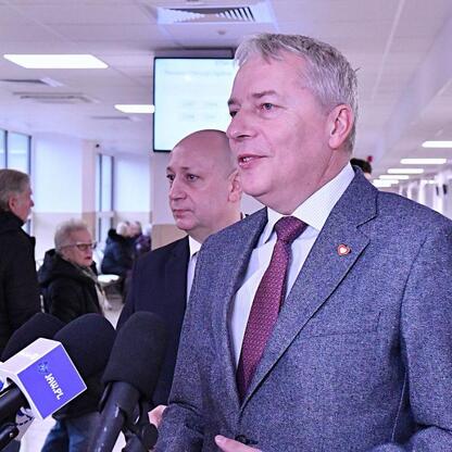 Marszałek Województwa Śląskiego Wojciech Saługa i dyrektor Wojewódzkiego Szpitala Specjalistycznego nr 5 im. św. Barbary Krzysztof Kowalik komentują modernizację poradni przyszpitalnych. (wygenerowano przez AI)