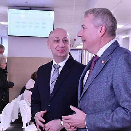 Marszałek Wojciech Saługa i dyrektor Krzysztof Kowalik omawiają modernizację Poradni Przyszpitalnych. (wygenerowano przez AI)