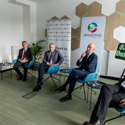 Panel dyskusyjny w Jaworzno Business Laboratory, organizowany przez Gazeta Wyborcza, z udziałem Wojciecha Saługi, Pawła Silberta, Adama Drobniaka, Mateusza Rykały i Tomasza Kędzierskiego. (wygenerowano przez AI)
