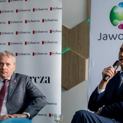 Wojciech Saługa, Marszałek Województwa Śląskiego, prowadzi debatę o potencjale Jaworzno's Industrial Development Zone (JOG). (wygenerowano przez AI)
