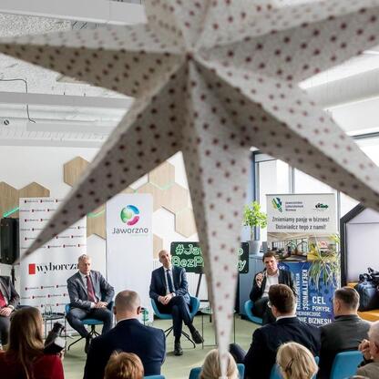 Panel dyskusyjny w Jaworzno Business Laboratory, organizowany przez Gazeta Wyborcza Katowice, omawia potencjał JOG i możliwości elektryfikacji przemysłu. (wygenerowano przez AI)