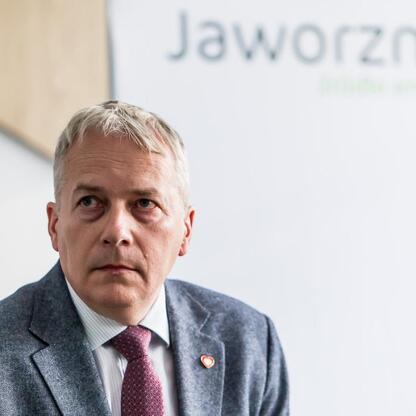 Marszałek Wojciech Saługa w debacie o potencjale Jaworzno. (wygenerowano przez AI)