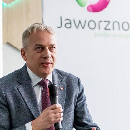 Marszałek Wojciech Saługa przemawia na konferencji w Jaworznie, omawiając potencjał JOG i możliwości rozwoju energetyki. (wygenerowano przez AI)