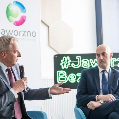 Panel dyskusyjny w Jaworznie, organizowany przez Gazetę Wyborczą, z udziałem Wojciecha Saługi i innych ekspertów. (wygenerowano przez AI)