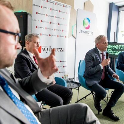Panel dyskusyjny w Jaworzno Business Laboratory, organizowany przez Gazeta Wyborcza, omawia potencjał JOG i możliwości elektryfikacji przemysłu. (wygenerowano przez AI)