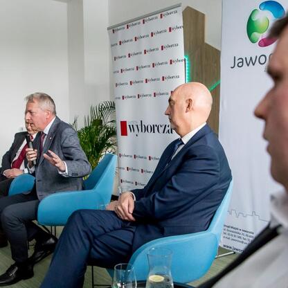 Panel dyskusyjny w Jaworznie, organizowany przez Gazetę Wyborczą, z udziałem Wojciecha Saługi i innych lokalnych i regionalnych oficjalistów. (wygenerowano przez AI)