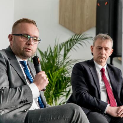 Panel dyskusyjny w Jaworznie, organizowany przez Gazeta Wyborcza, omawia potencjał rozwoju JOG i możliwości budowy fabryki samochodów. (wygenerowano przez AI)