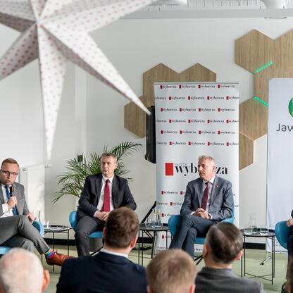 Panel dyskusyjny w Jaworzno Business Laboratory, organizowany przez Gazeta Wyborcza, z udziałem Wojciecha Saługi, Pawła Silberta, Adama Drobniaka, Mateusza Rykały i Tomasza Kędzierskiego, omawia poten (wygenerowano przez AI)