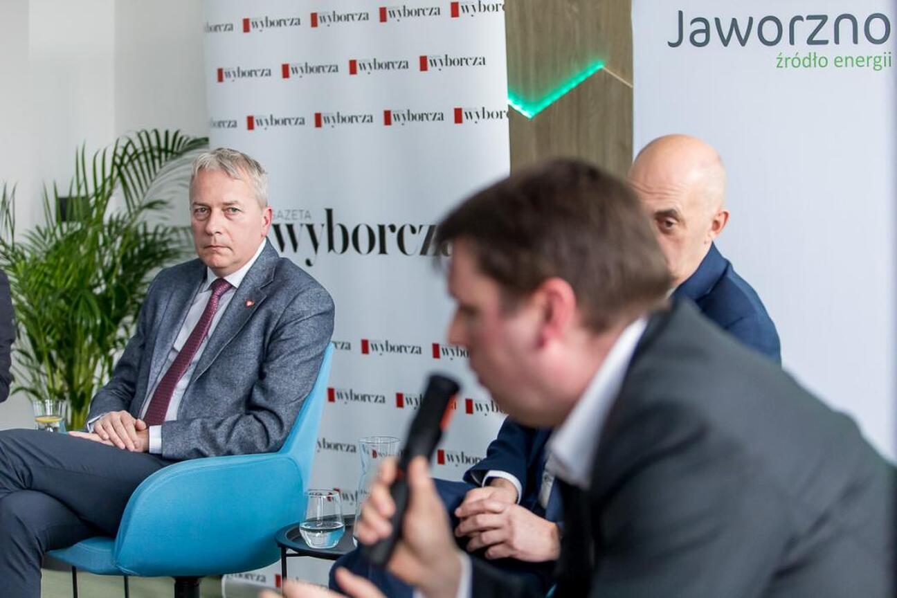 Panel dyskusyjny w Jaworzno Business Laboratory, organizowany przez Gazeta Wyborcza, z Wojciechem Saługą, Pawłem Silbertem, Adamem Drobniakiem, Mateuszem Rykałą i Tomaszem Kędzierskim. (wygenerowano przez AI)
