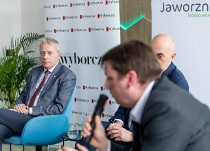 Panel dyskusyjny w Jaworzno Business Laboratory, organizowany przez Gazeta Wyborcza, z Wojciechem Saługą, Pawłem Silbertem, Adamem Drobniakiem, Mateuszem Rykałą i Tomaszem Kędzierskim. (wygenerowano przez AI)