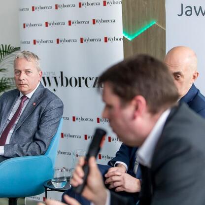 Panel dyskusyjny w Jaworzno Business Laboratory, organizowany przez Gazeta Wyborcza, z Wojciechem Saługą, Pawłem Silbertem, Adamem Drobniakiem, Mateuszem Rykałą i Tomaszem Kędzierskim. (wygenerowano przez AI)
