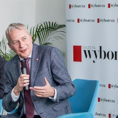Marszałek Wojciech Saługa prowadzi panel o inwestycjach w JOG, Jaworzno. (wygenerowano przez AI)