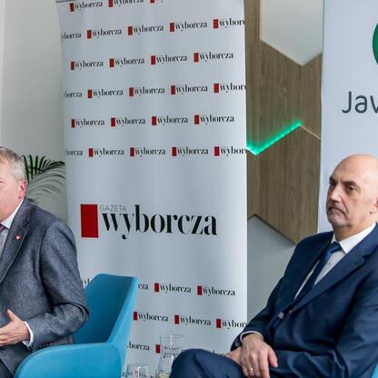 Wojciech Saługa, Marszałek Województwa Śląskiego, prowadzi panel dyskusyjny na temat rozwoju JOG w Jaworznie. (wygenerowano przez AI)
